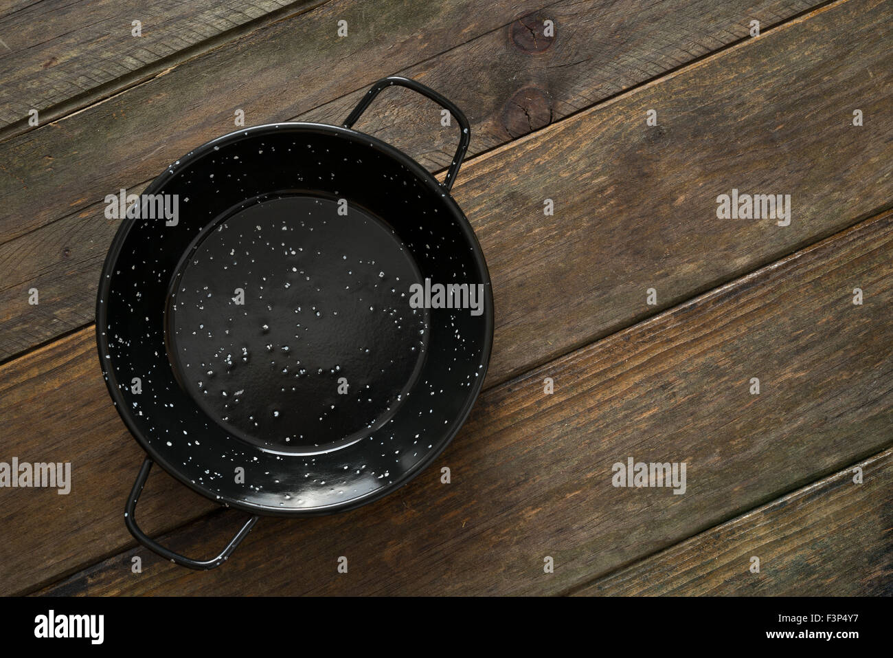 Leere Pfanne auf dunklen Holztisch Stockfoto