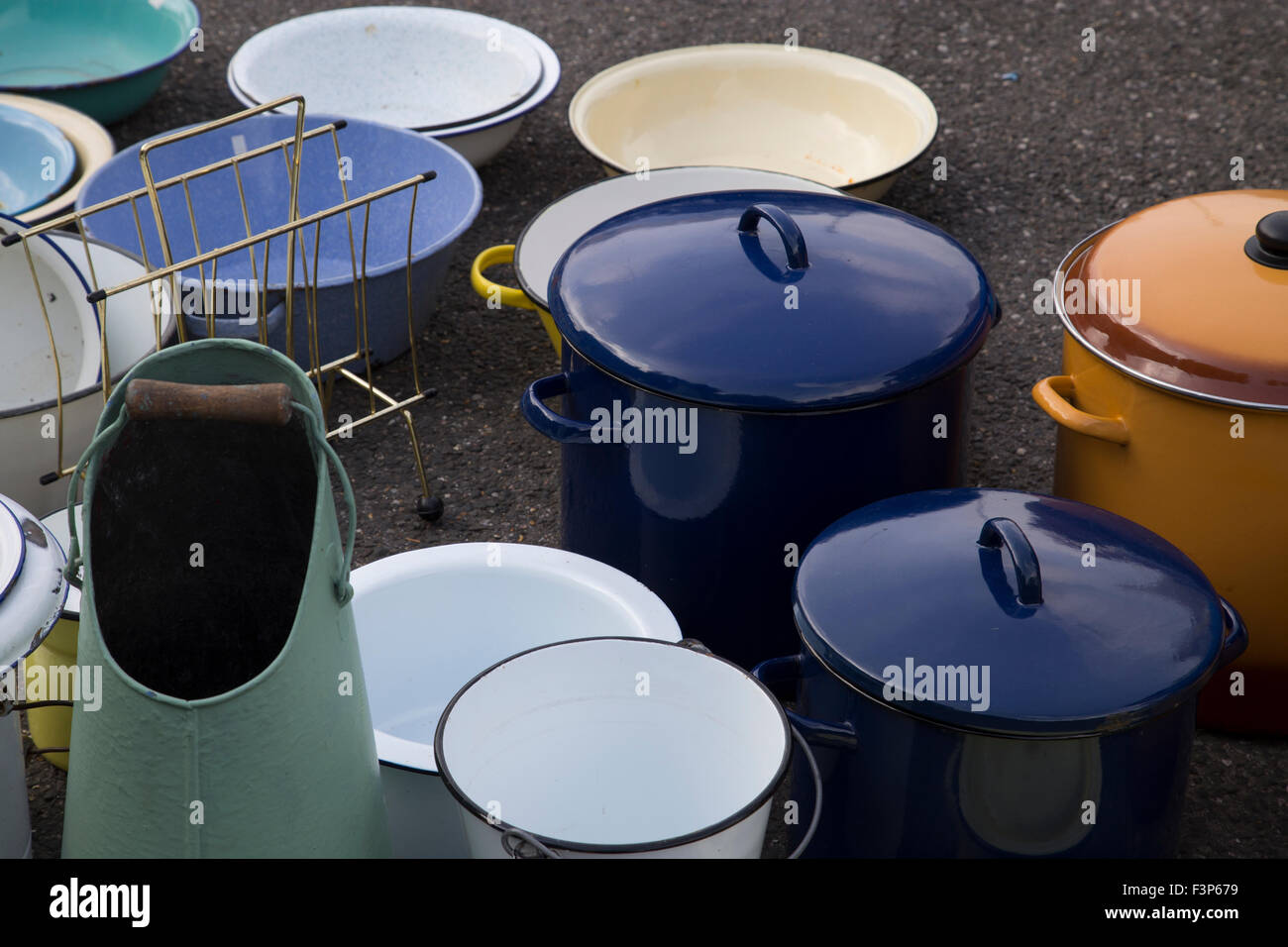 Sammlung von zufälligen Töpfe und Geschirr auf einem Flohmarkt Stockfoto