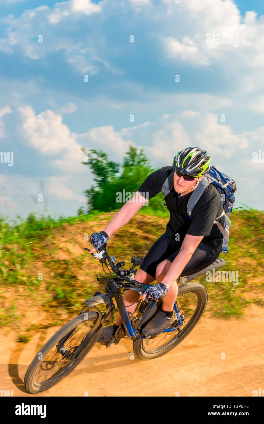 dynamisches Bild eines Radfahrers in Bewegung auf einer Bergstraße Stockfoto