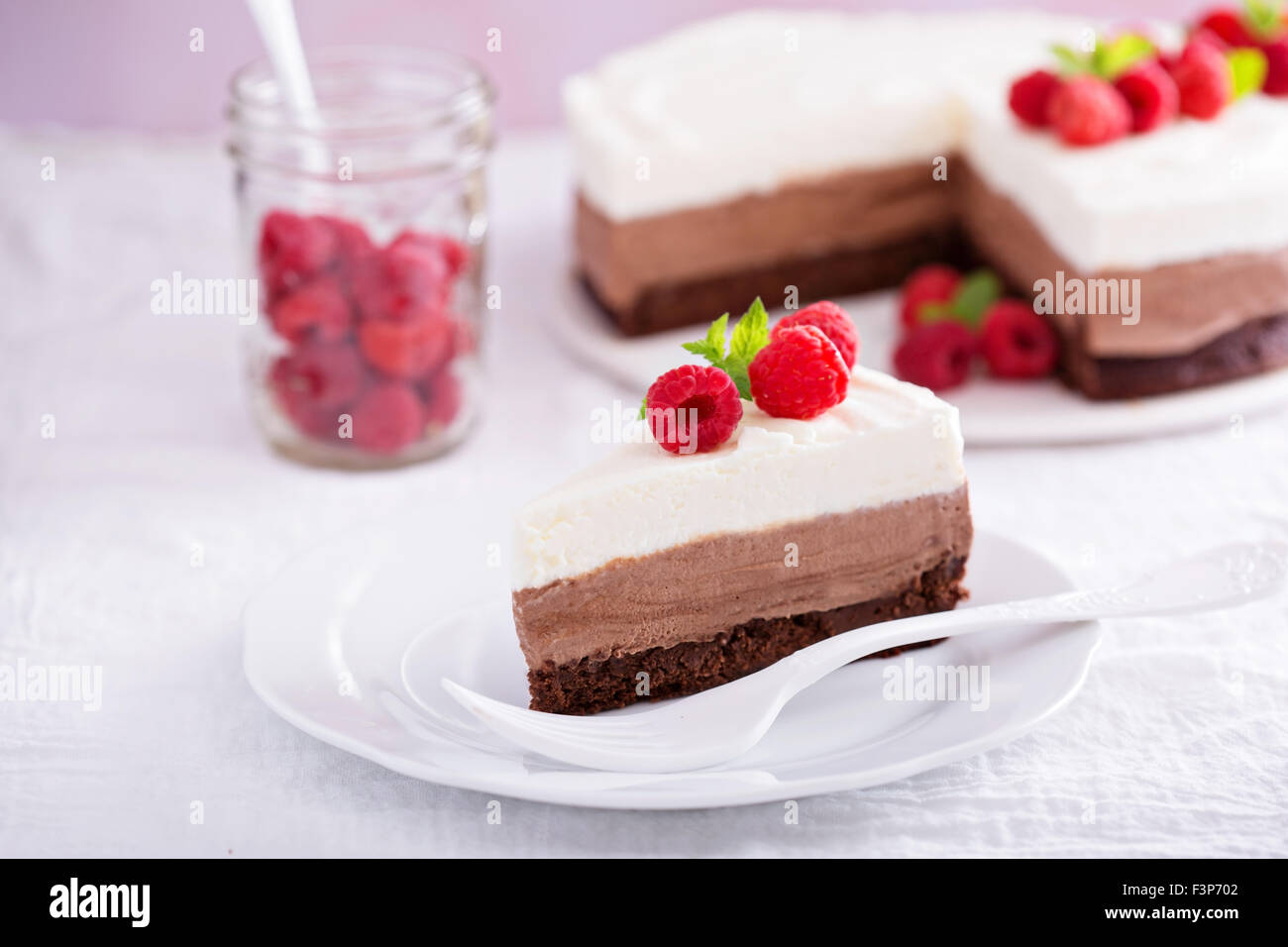 Drei Schoko-Mousse Torte Scheibe auf einen kleinen Teller Stockfoto