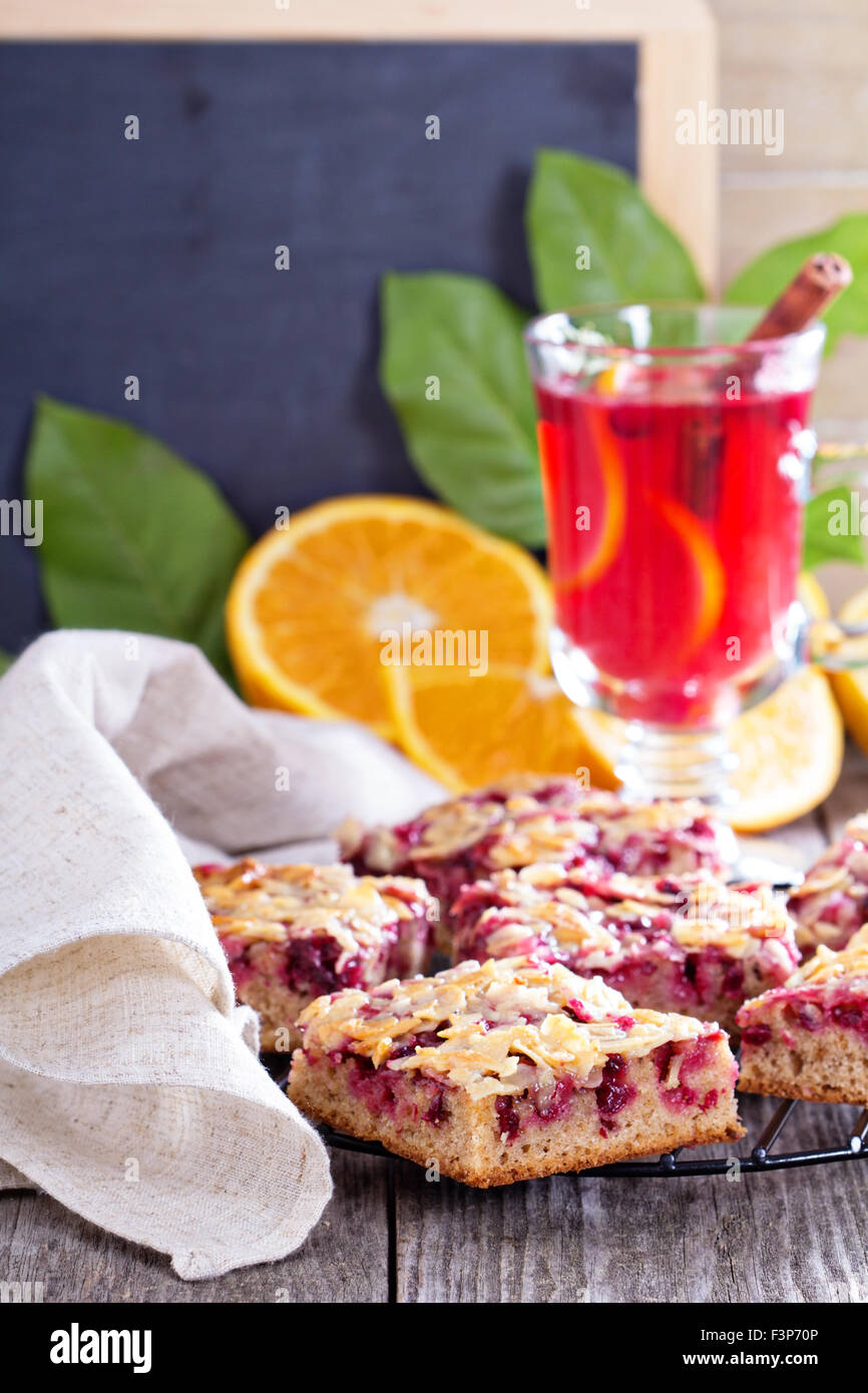 Berry-Kuchen-Bars mit Karamel Mandel Topping auf einem Kuchengitter Stockfoto