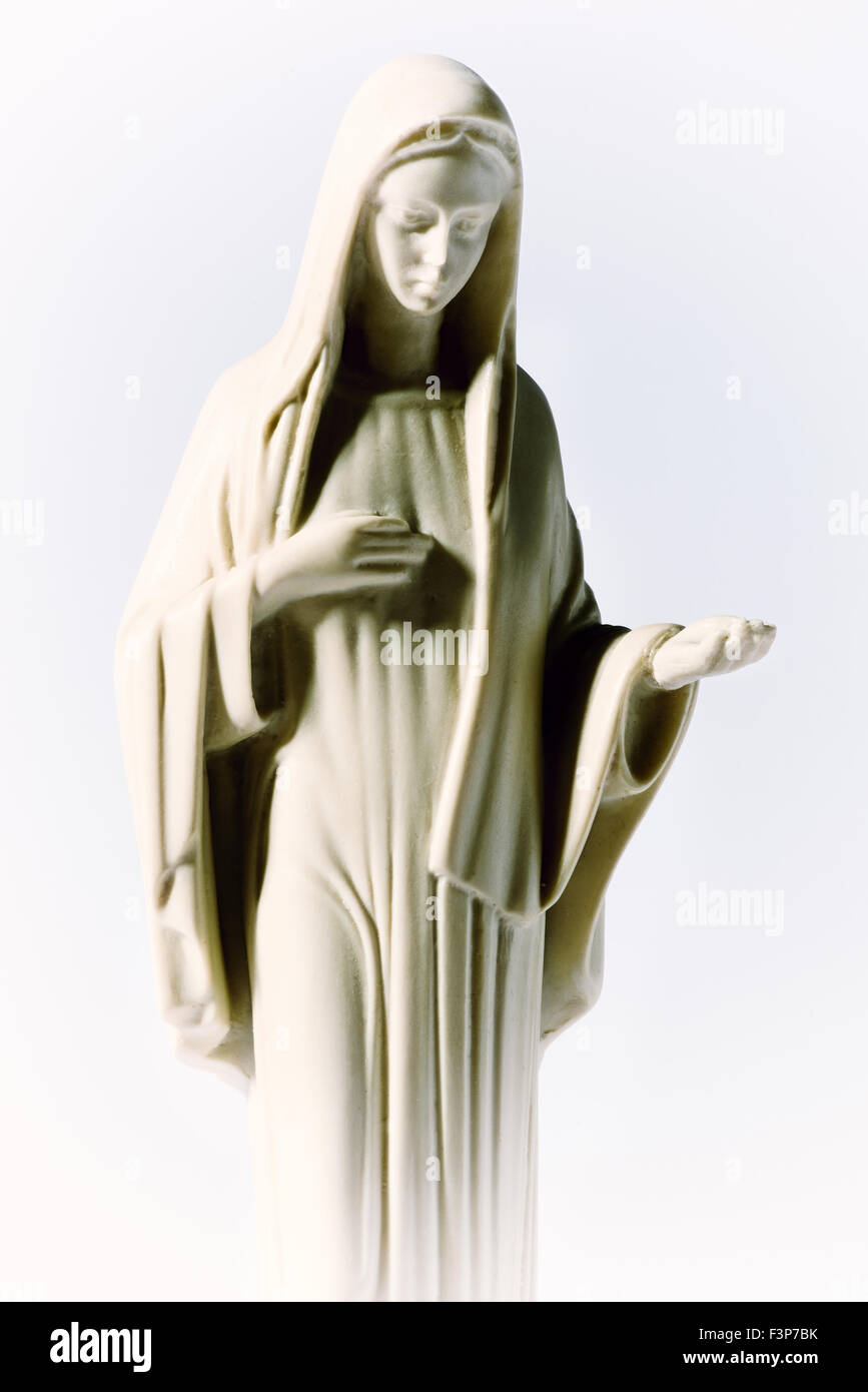 Statue der Jungfrau Maria auf einem weißen Hintergrund Stockfoto