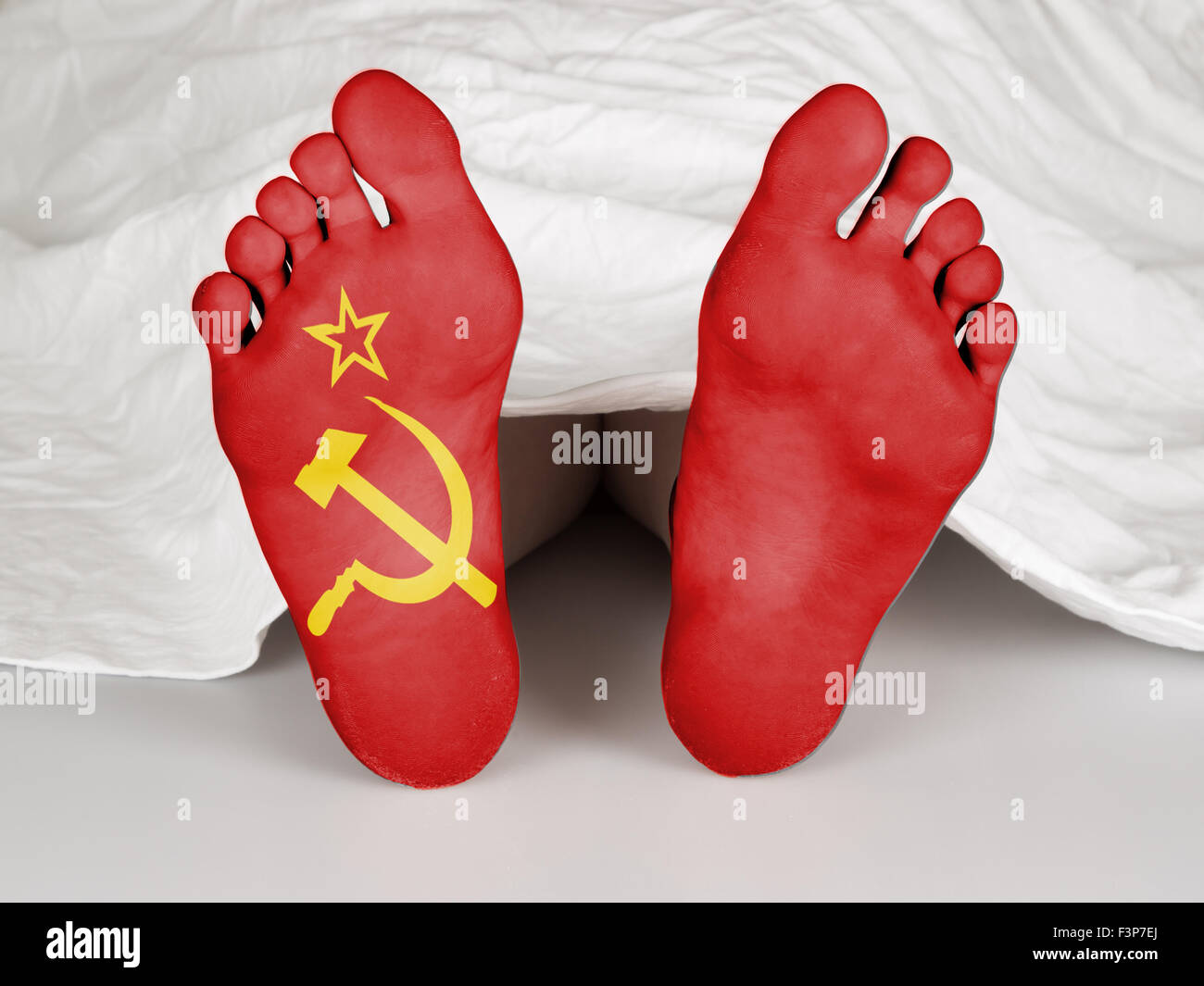 Leiche unter einem weißen Blatt, Selbstmord, Mord oder natürlichen Tod Stockfoto