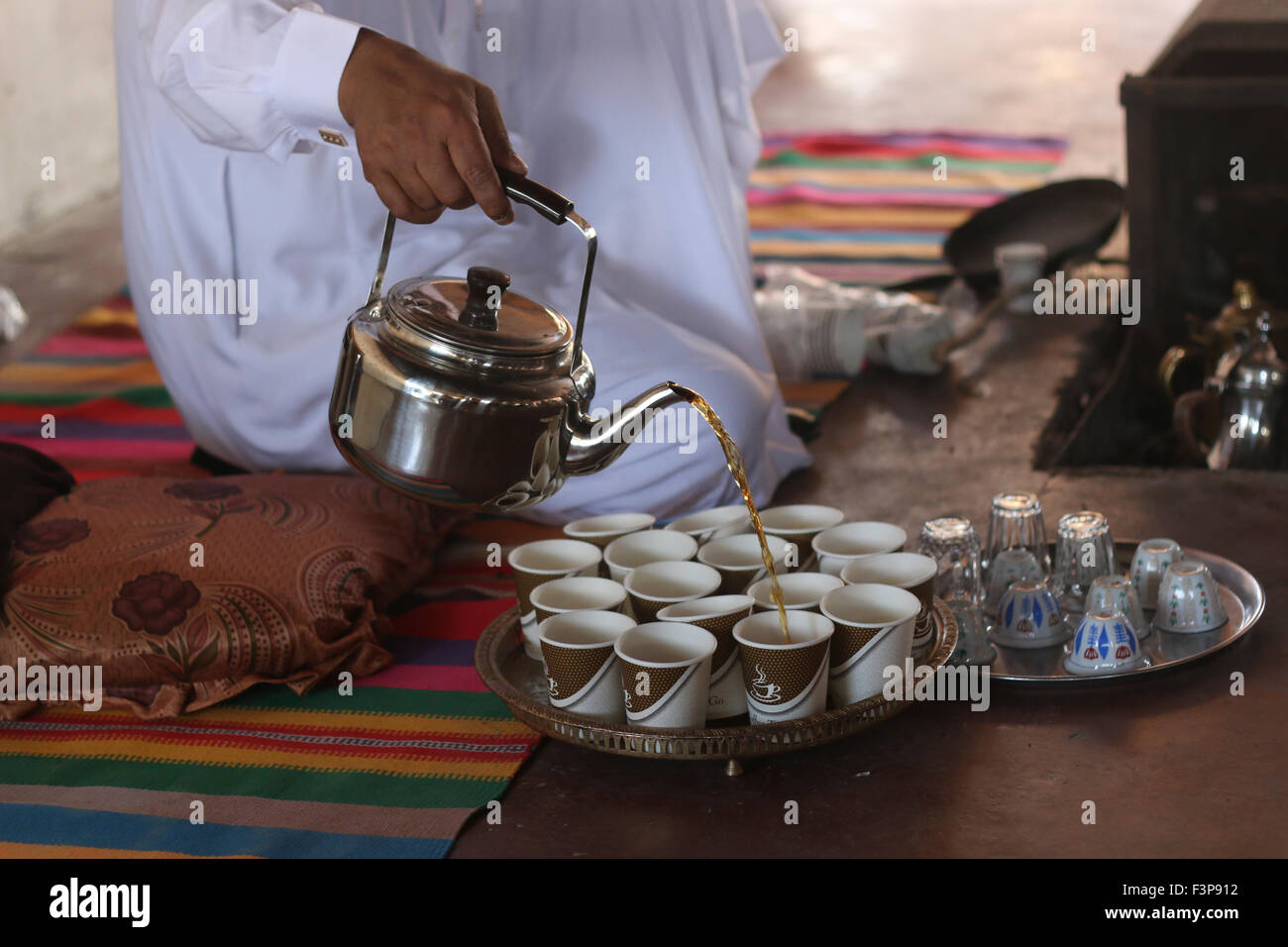 Beduinen Gastfreundschaft - Besuchern Tee servieren. Israel, Negev-Wüste Stockfoto