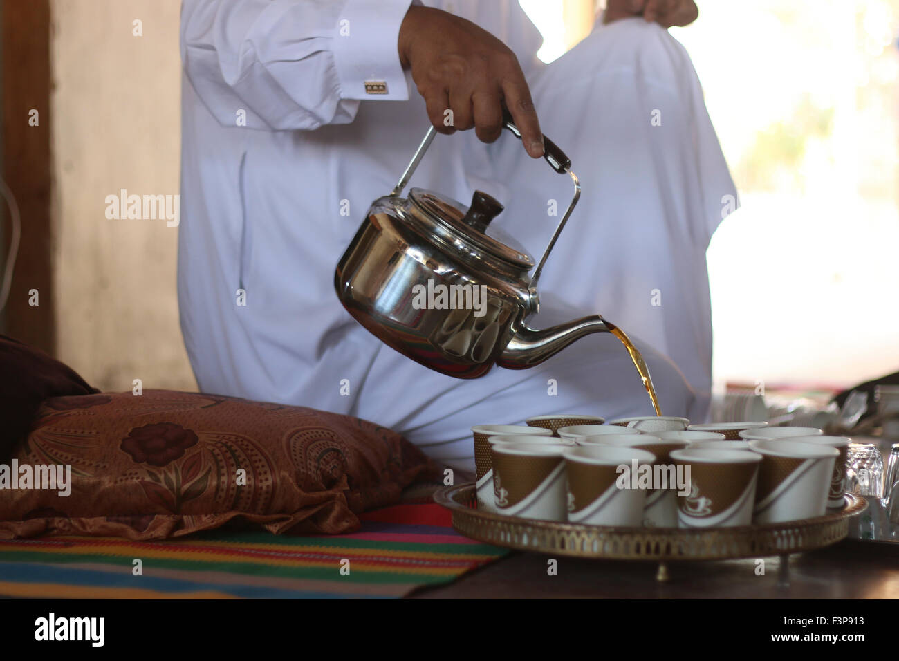 Beduinen Gastfreundschaft - Besuchern Tee servieren. Israel, Negev-Wüste Stockfoto