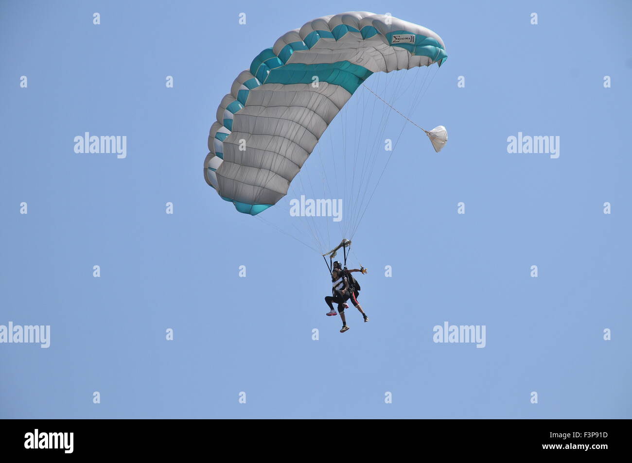 Tandem Paragliding Ausbilder und Auszubildenden zusammen gebunden, während des Sprungs. Stockfoto