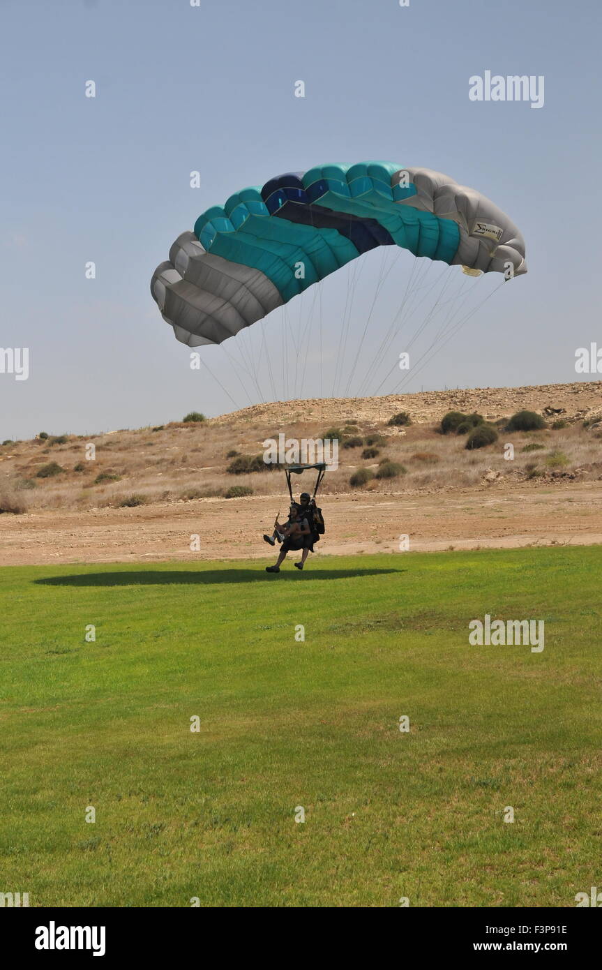 Tandem Paragliding Ausbilder und Auszubildenden zusammen gebunden, bei der Landung Stockfoto