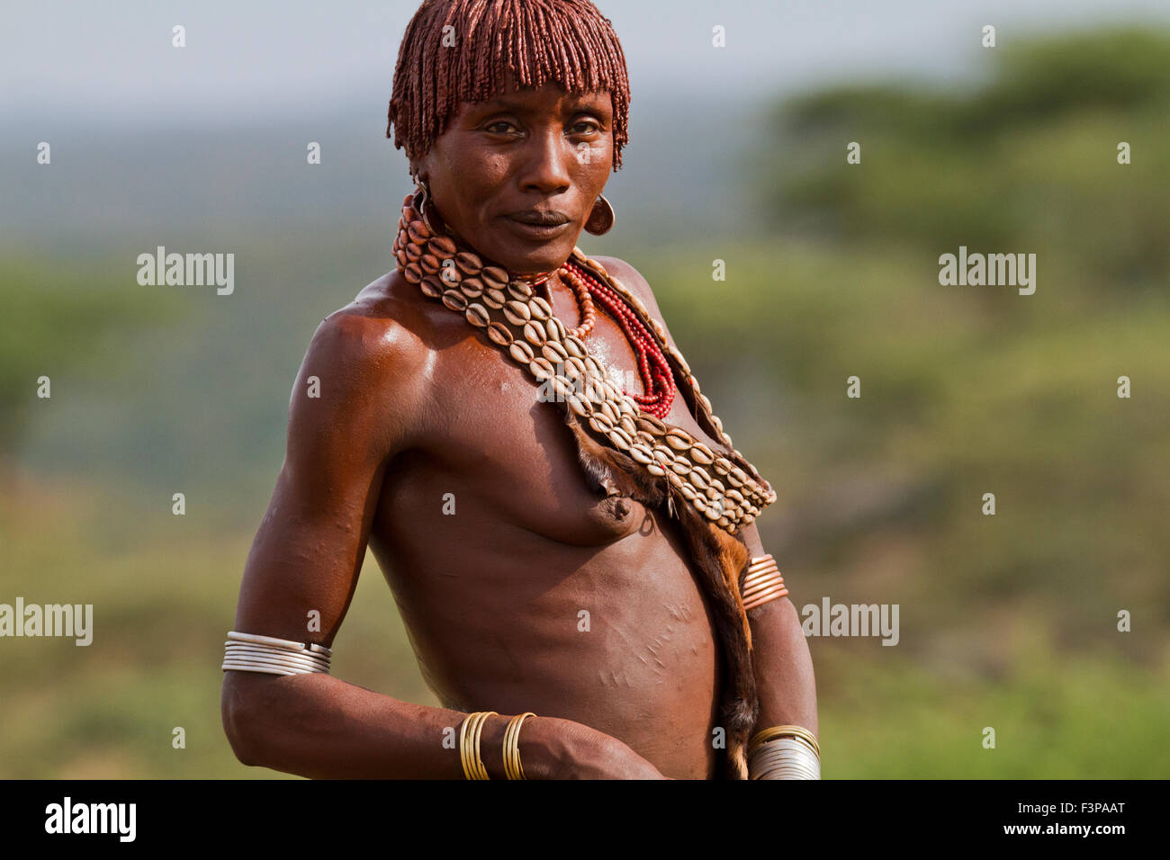 Afrika, Äthiopien, Omo River Valley Hamer Stamm Frau. Das Haar wird mit Ocker Schlamm und tierischen Fetten beschichtet. Stockfoto