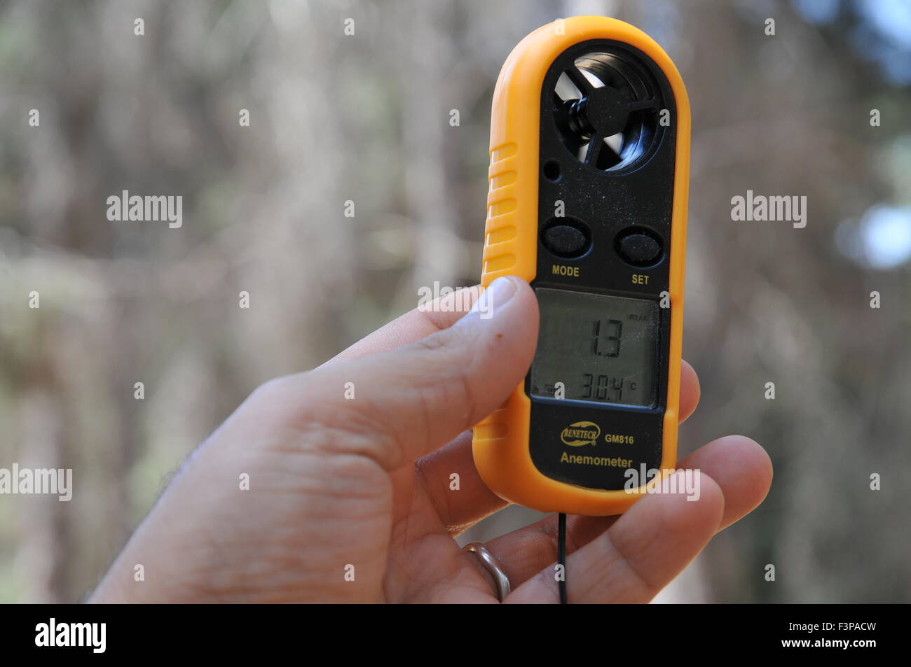 Hand-held-Wetterstation Windmesser und thermometer Stockfoto