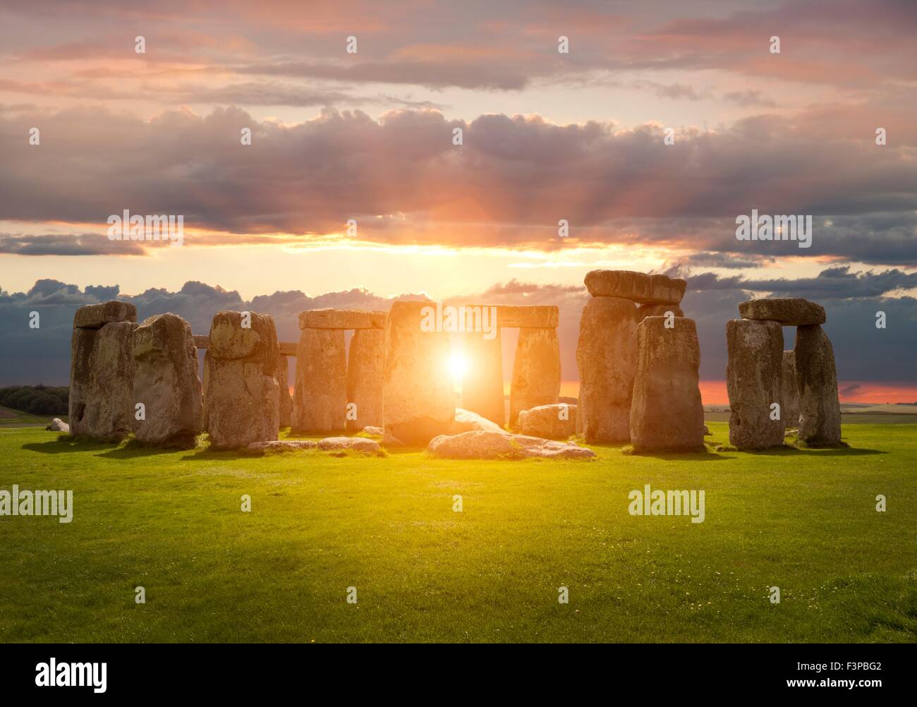 Die untergehende Sonne über Stonehenge, Wiltshire, England. Stockfoto