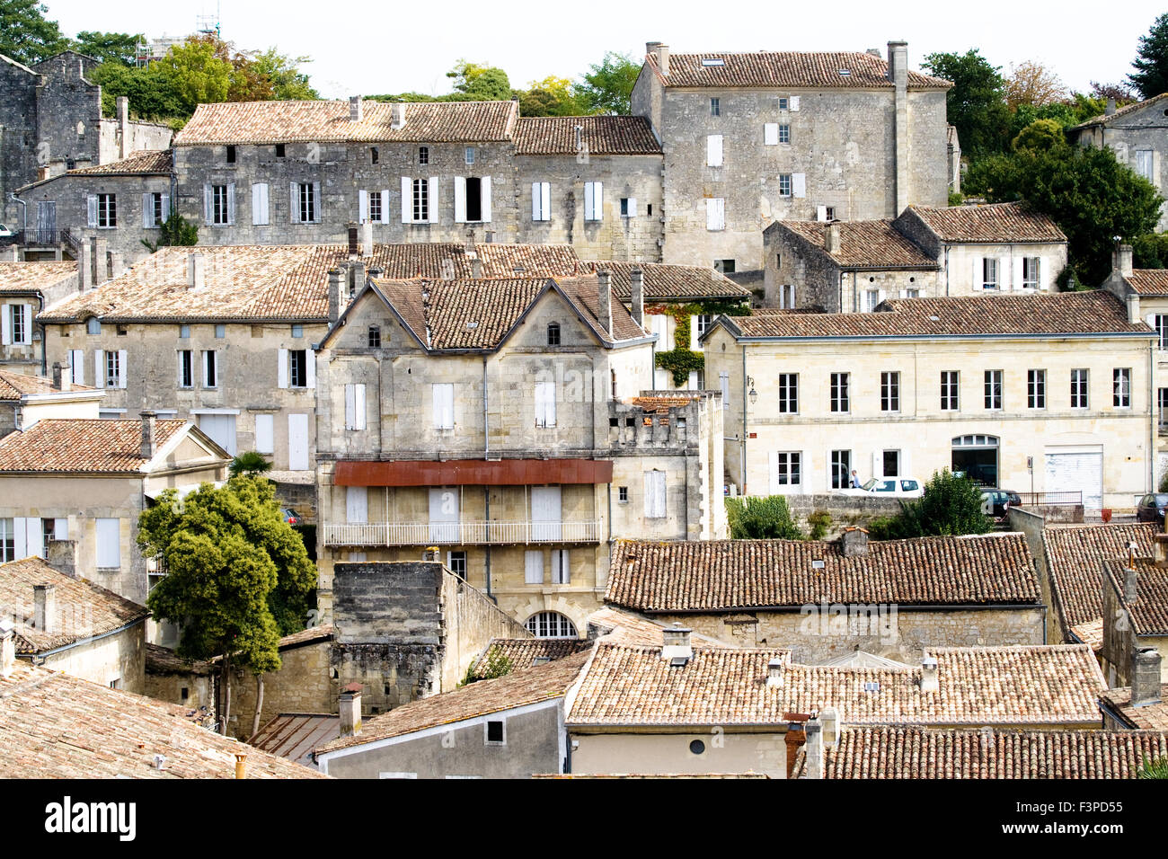 Ein Schuss von Dächern über der Stadt Saint Emilion in Bordeaux Weinregion Frankreichs Stockfoto