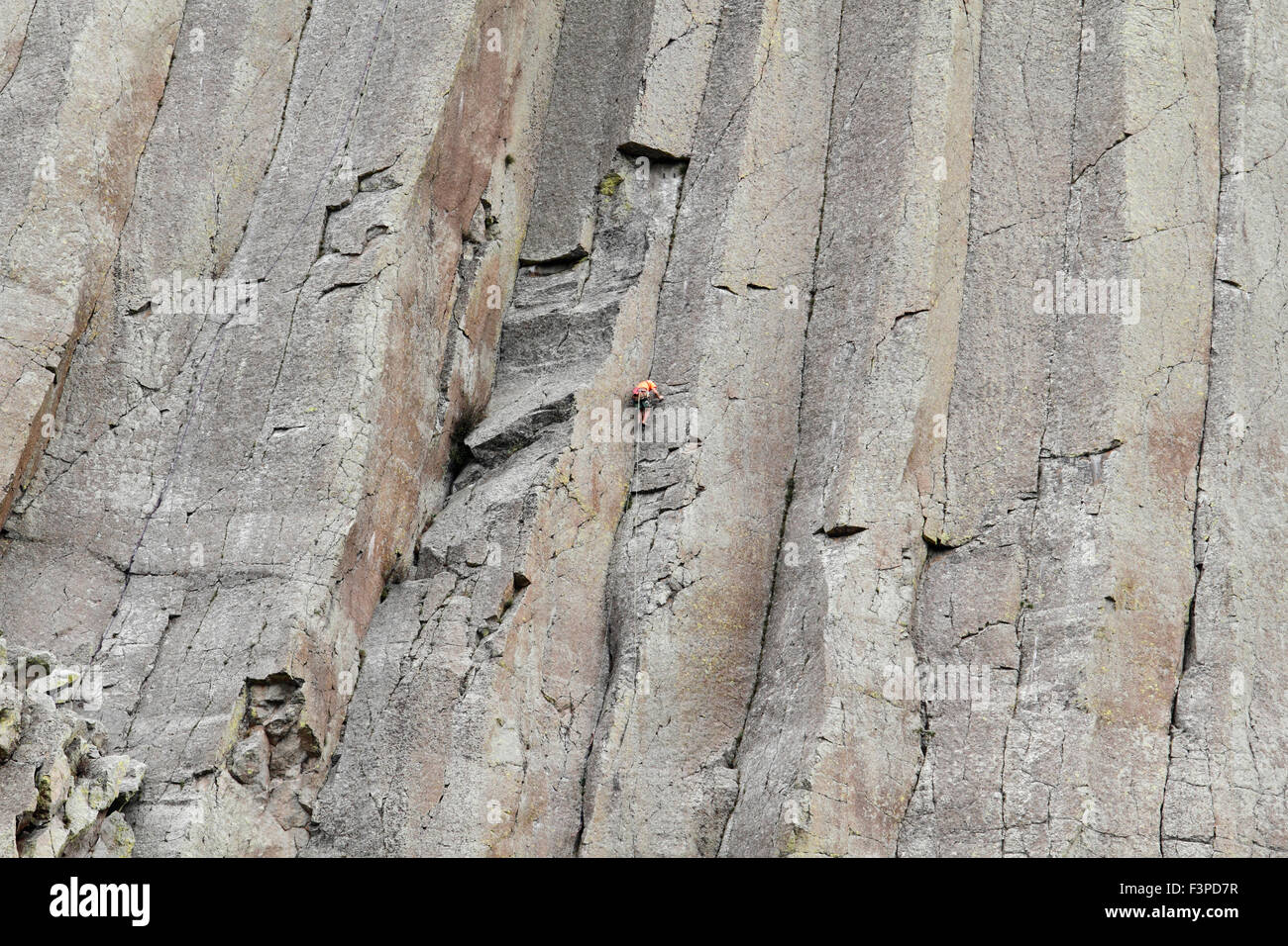 Einsamer Bergsteiger auf des Teufels Tower National Monument, Wyoming Stockfoto