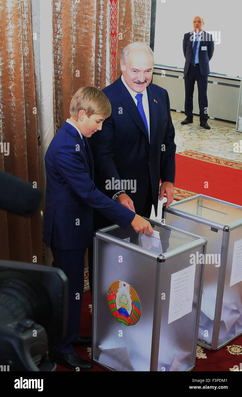 Minsk, Weißrussland. 11. Oktober 2015. Präsident Alexander Lukashenko mit seinem jüngsten Sohn Nikolai wirft seinen Stimmzettel im Wahllokal Nr. 1 in Minsk, der Hauptstadt von Belarus, am 11. Oktober 2015. Belarus, begann mit seinen 7 Millionen Wähler am Sonntag den fünften Präsidentschaftswahlen in 21 Jahren seit der Unabhängigkeit von der Sowjetunion im Jahr 1991. © Chen Junfeng/Xinhua/Alamy Live-Nachrichten Stockfoto