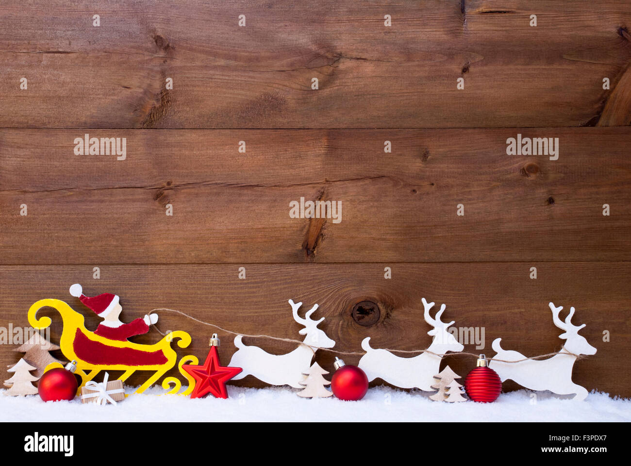 Weihnachtsmann Schlitten, Rentier, Schnee, kopieren Raum, rote Kugeln Stockfoto