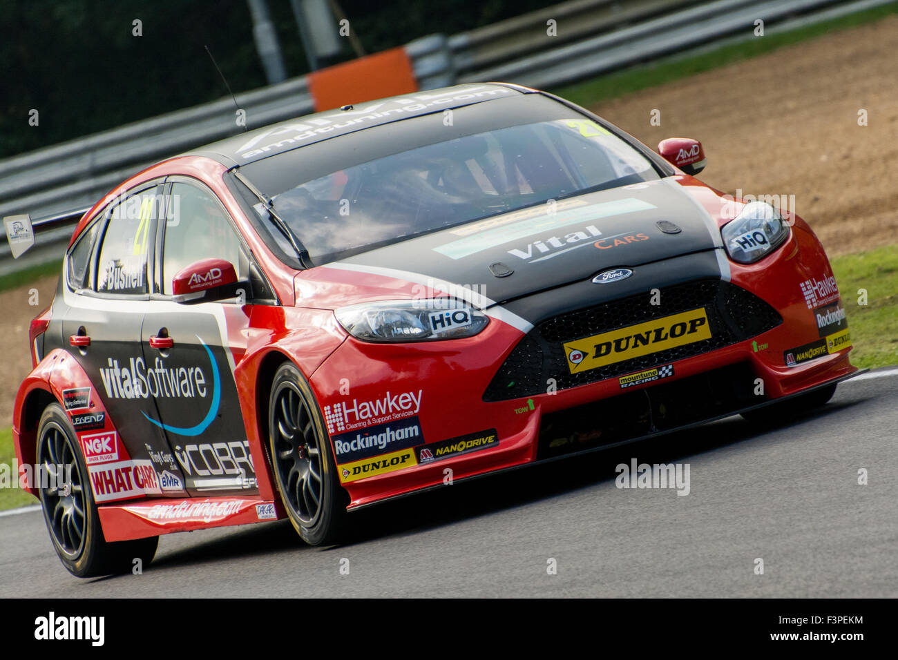 Fawkham, Kent, UK. 11. Oktober 2015. Mike Bushell und AmD Tuning.com Laufwerken während der Dunlop MSA British Touring Car Championship in Brands Hatch GP am 11. Oktober 2015 in Fawkham, Kent, Vereinigtes Königreich (Foto: Gergo Toth Foto / Alamy Live News) Stockfoto