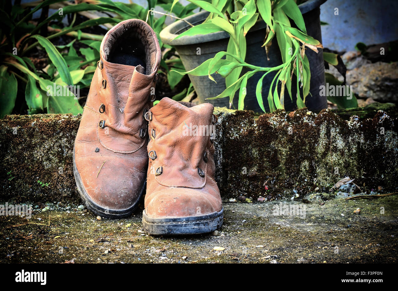 Schmutzige alte Schuhe in Vintage Licht Stockfoto