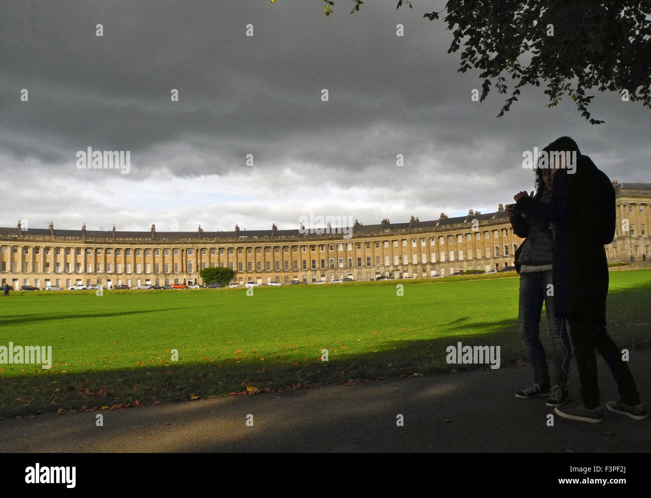 Die Royal Crescent in Bath in Großbritannien mit Touristen Stockfoto