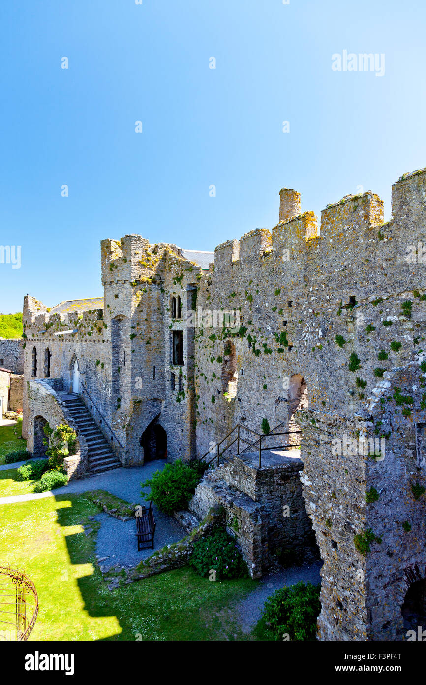 Die Ruinen der 12. Jahrhundert großen Halle auf Manorbier Castle, Pembrokeshire, Wales, UK Stockfoto