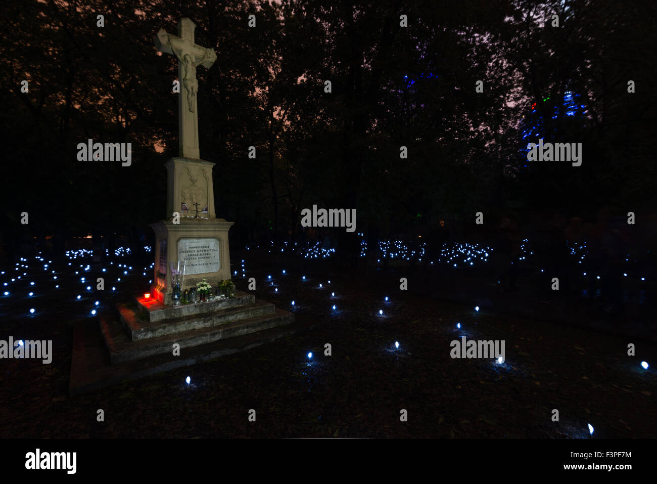 Bratislava, Slowakei. 10. Oktober 2015, Licht-Installation in Ondrejsky Friedhof in weißen Nacht in Bratislava, Slowakei am 10. Oktober 2015 Credit: Lubos Paukeje/Alamy Live News Stockfoto