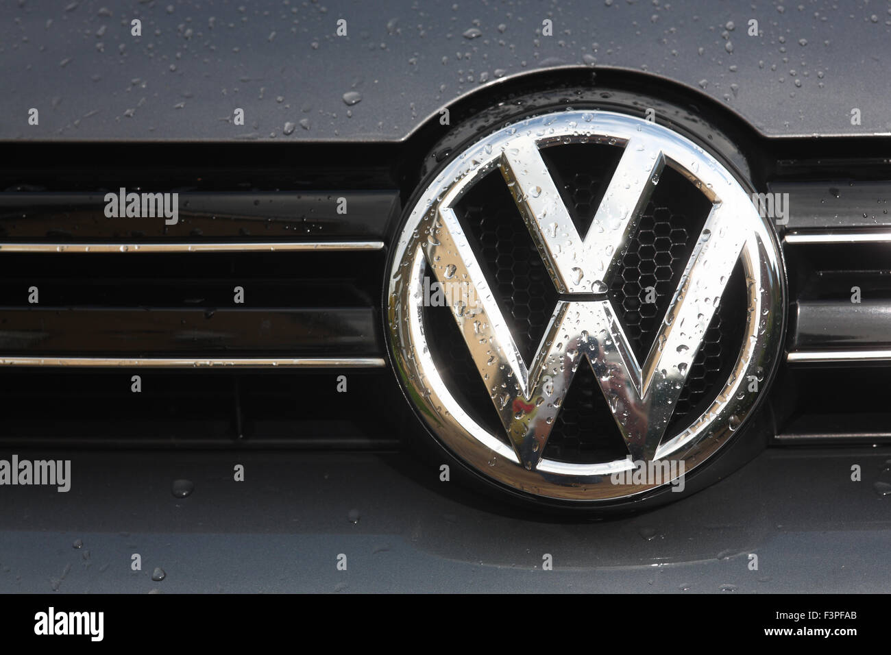 VW Abzeichen und Auto Motorhaube nach Regen Stockfoto