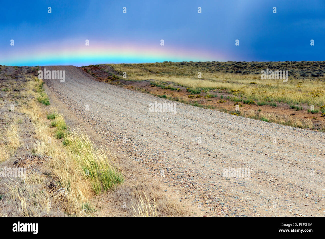 Regenbogen über unbefestigte Straße an der Autobahn 789 in der Nähe von Creston Junction; Bundesstaat Wyoming; USA Stockfoto