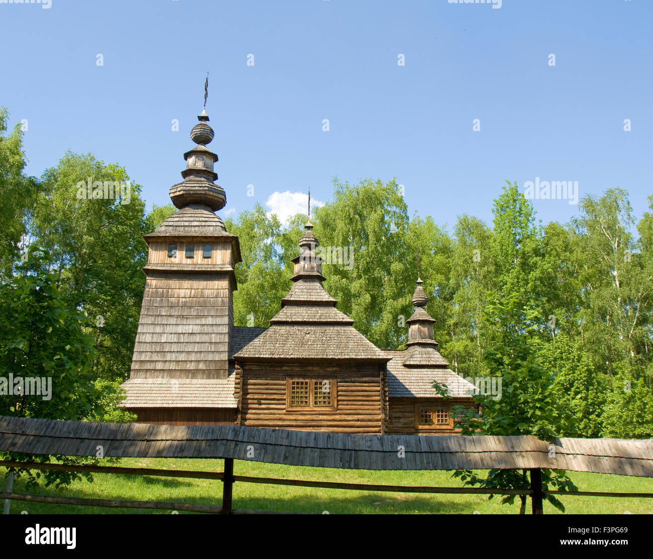 Mittelalter Woode orthodoxe Kirche im freien Museum der Holzarchitektur Shevchenkovskiy Gay in Stadt Lemberg (Lviv) in der Ukraine. Stockfoto