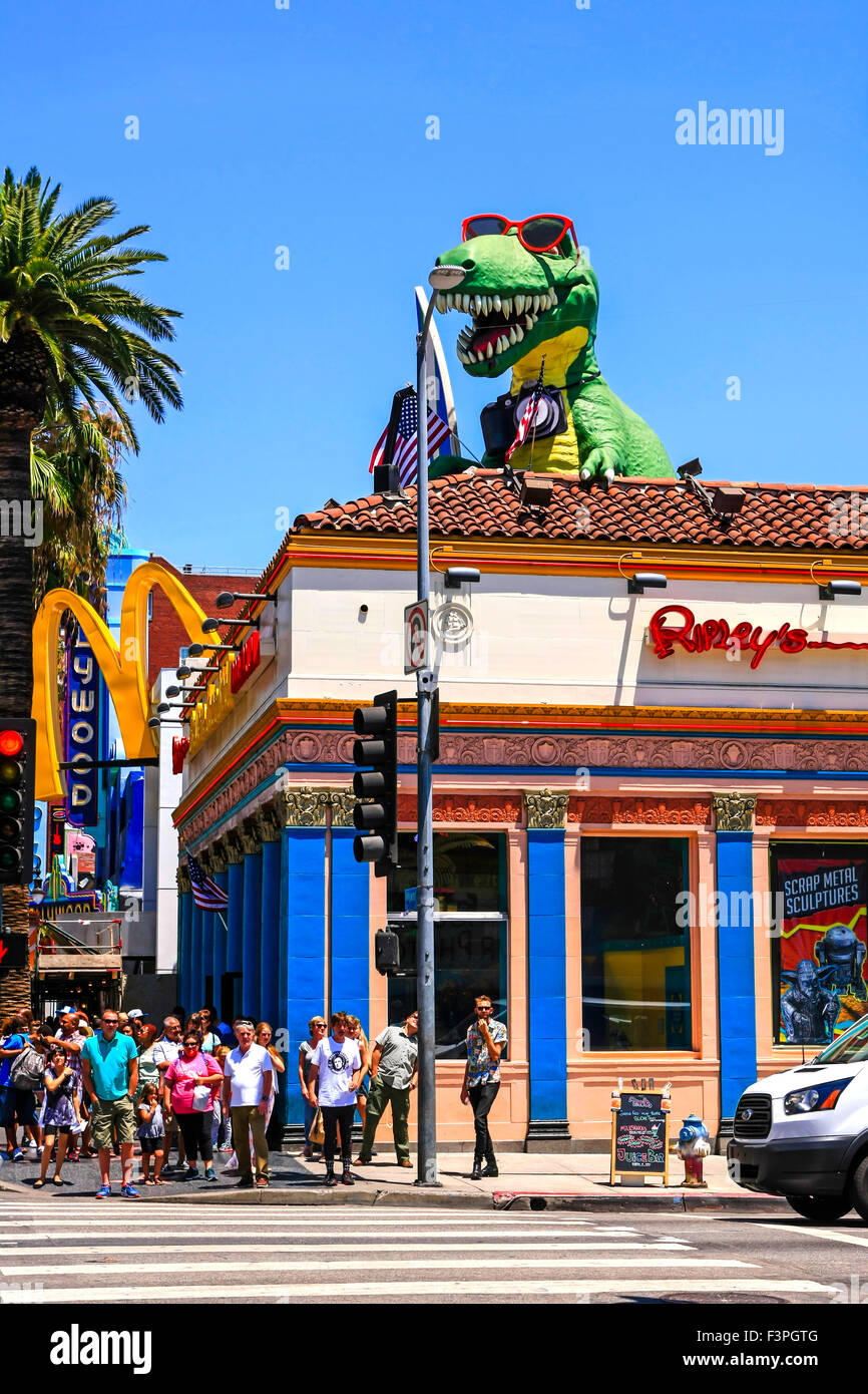 Ein riesiger Dinosaurier auf Popeye-Restaurant in der Innenstadt von Hollywood Kalifornien Stockfoto