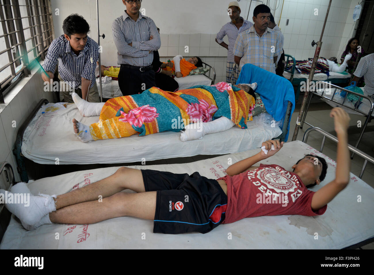 Dhaka, Bangladesch. 11. Oktober 2015. Gasexplosion Rohr links vier einer Familie und ihrer Haus-Hilfe bei Verbrennungen am Ashkona in Dhaka City. Alle fünf sind jetzt unter Behandlung der Verbrennungen Unit von Dhaka medizinische Hochschule und Krankenhaus in Bangladesch. Am 11. Oktober 2015 sagte Fire Service Control Room offizielle Brojen Kumar Das, dass die Explosion in einem Haus in Dhaka Ashkona um 07:00 passiert.   "Die Gasleitung, verbunden mit der Küche Herd, hatte wahrscheinlich ein Leck. Wenn die Verbindung durch das Haus Hilfe eingeschaltet wurde, brach ein Feuer aus nach einer Explosion. Bildnachweis: Mamunur Rashid/Alamy Live-Nachrichten Stockfoto