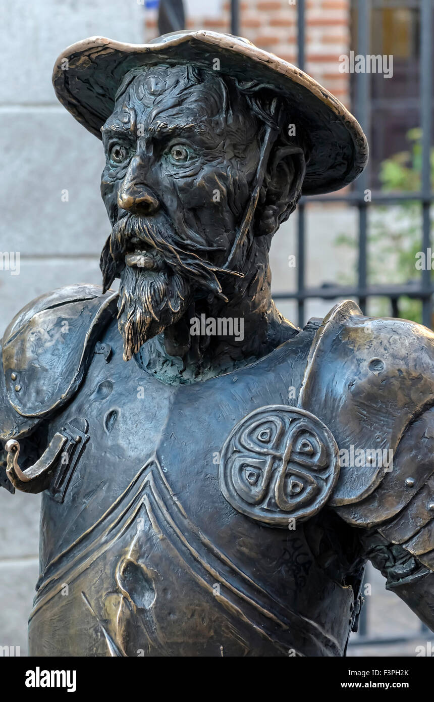 ALCALA DE HENARES, Spanien - 9. Oktober 2015: Eisenskulptur-Don Quijote - Cervantes Woche in Alcalá De Henares, am 9. Oktober 2015. Der größte liegt Markt Spaniens und Europas wird in diesen Tagen, um das historische Zentrum von Alcalá organisiert. Ein Tag wie heute, wurde Miguel de Cervantes getauft. Stockfoto