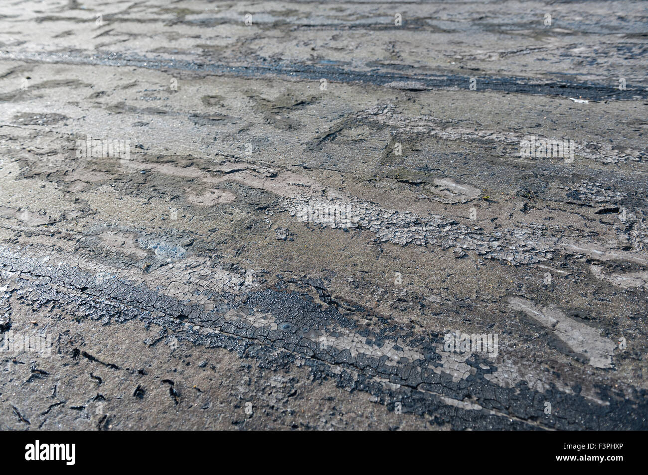 Scheitern und der sich verschlechternden Flachdach bis Eröffnung gemeinsame Risse untergegangenen Dach alte und undichte untergegangenen Oberfläche Bitumen fühlte geknackt Stockfoto