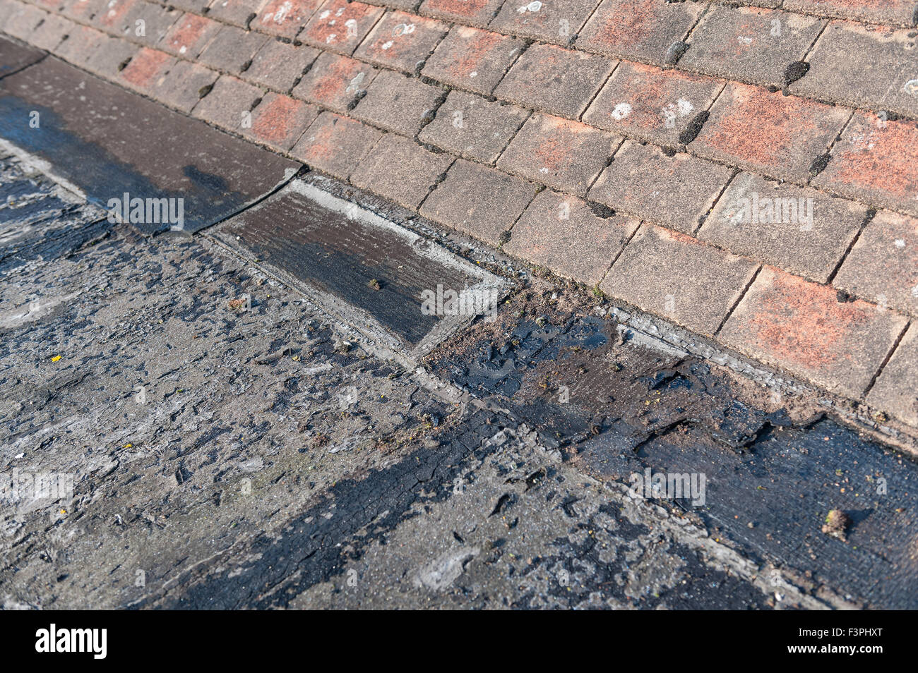 Scheitern und der sich verschlechternden Flachdach bis Eröffnung gemeinsame Risse untergegangenen Dach alte und undichte untergegangenen Oberfläche Bitumen fühlte geknackt Stockfoto