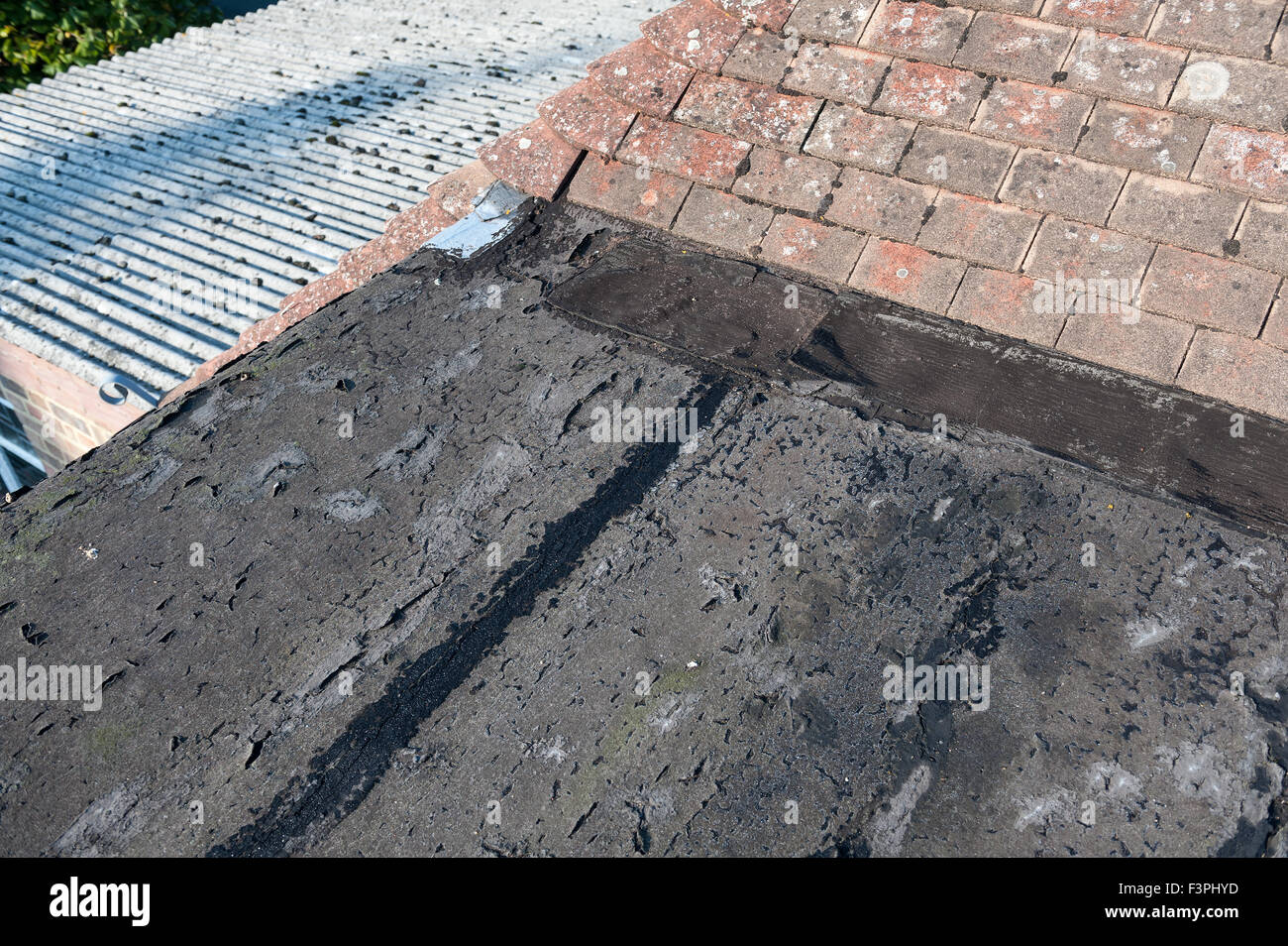 Scheitern und der sich verschlechternden Flachdach bis Eröffnung gemeinsame Risse untergegangenen Dach alte und undichte untergegangenen Oberfläche Bitumen fühlte geknackt Stockfoto