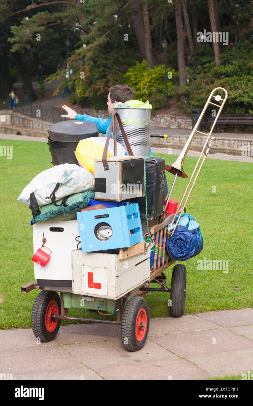 Bournemouth, Dorset, UK. 11. Oktober 2015. Bournemouth Kunst durch die Sea Festival kehrt für eine fünfte Jahr mit Festival-Unterhaltung. Ramshacklicious präsentieren Mutter sagt. Jack mit seinem übermächtigen Mutter zu Hause sein sollte, aber eine Pause für die Freiheit mit seinen hausgemachten Musik Wagen gemacht hat. Er entdeckt die Welt zum ersten Mal und teilt seine Lektionen, die, denen seine Mutter seinen Kopf mit gefüllt hat. Gesundheit und Sicherheit Kredit: Carolyn Jenkins/Alamy Live News Stockfoto