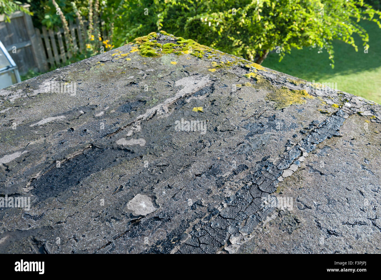 Scheitern und der sich verschlechternden Flachdach bis Eröffnung gemeinsame Risse untergegangenen Dach alte und undichte untergegangenen Oberfläche Bitumen fühlte geknackt Stockfoto