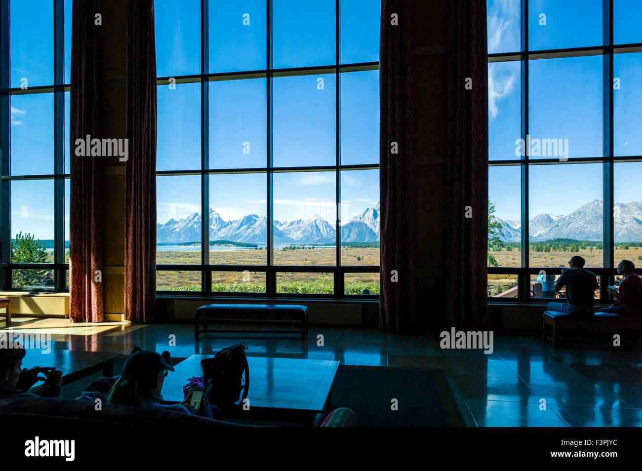 Touristen genießen innere Fenster mit Blick auf berühmte & historischen Jackson Lake Lodge; Grand Teton Nationalpark; Wyoming, USA Stockfoto