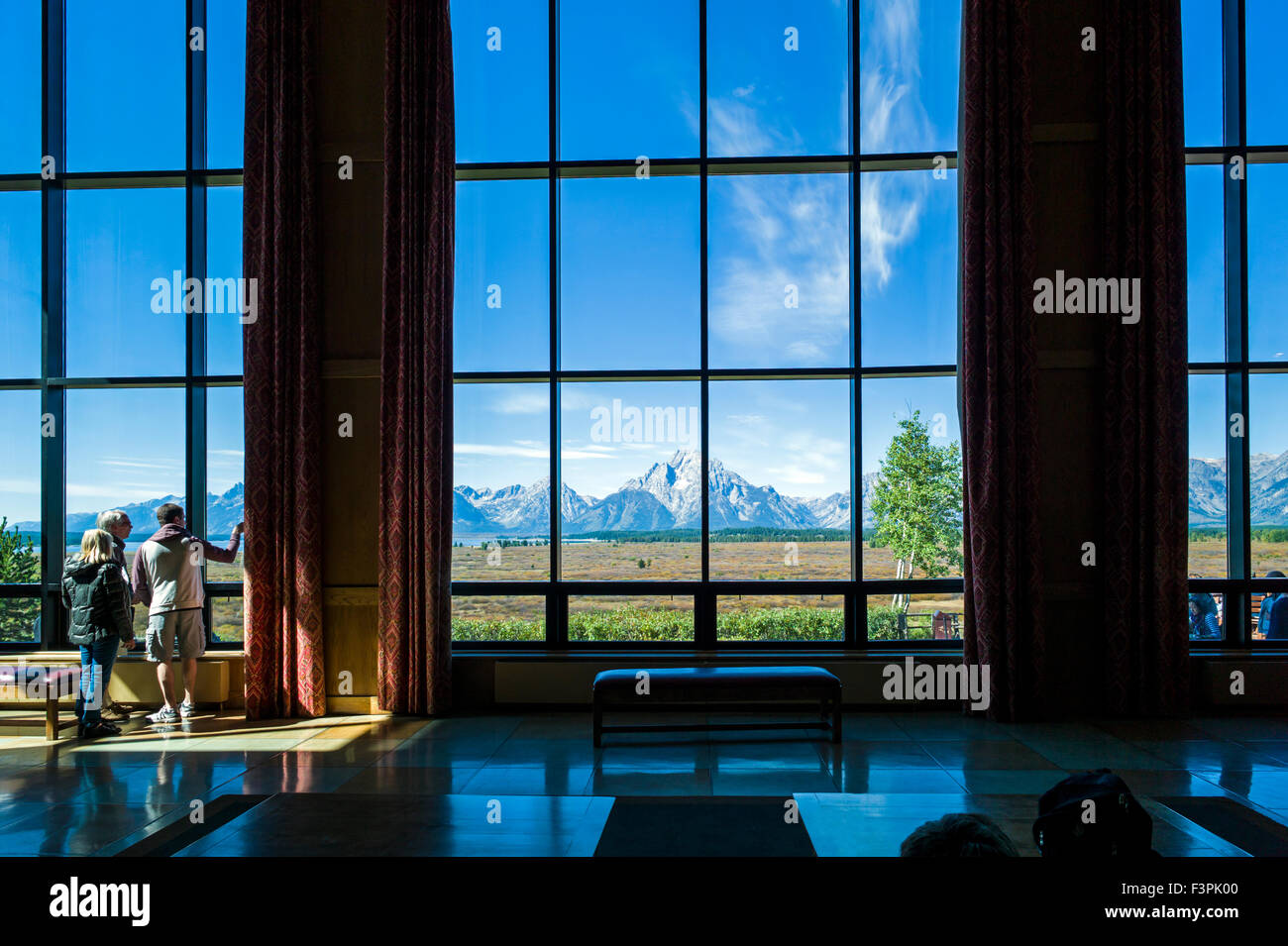Touristen genießen innere Fenster mit Blick auf berühmte & historischen Jackson Lake Lodge; Grand Teton Nationalpark; Wyoming, USA Stockfoto