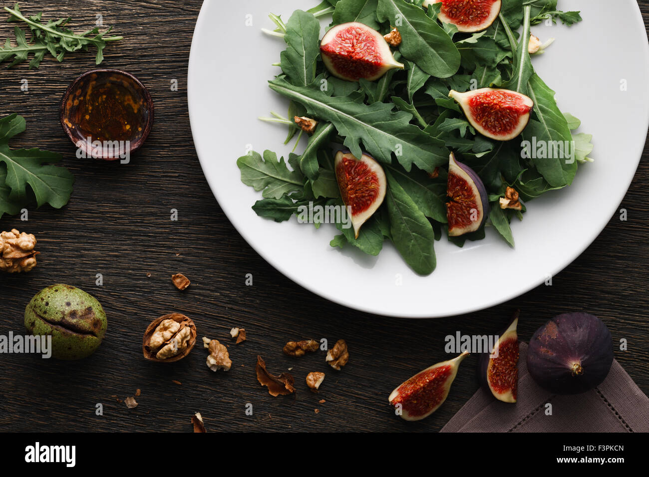 Salat mit Rucola und Feigen Stockfoto