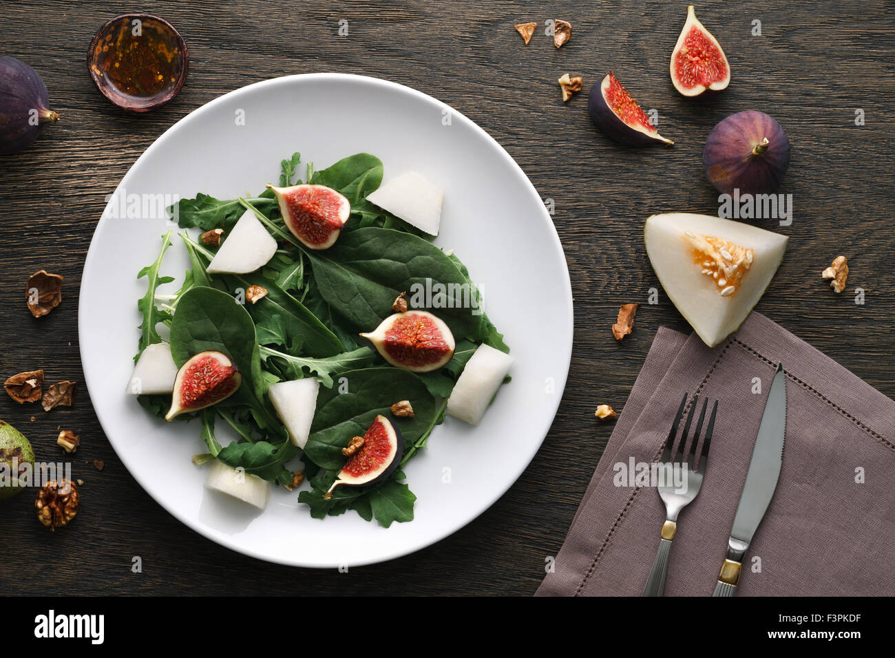 Salat mit Melone und Feigen Stockfoto