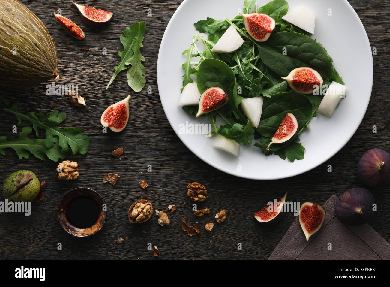 Salat mit Melone und Feigen Stockfoto