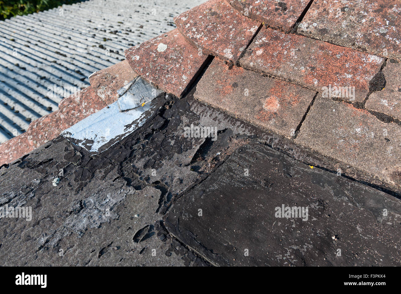 Scheitern und der sich verschlechternden Flachdach bis Eröffnung gemeinsame Risse untergegangenen Dach alte und undichte untergegangenen Oberfläche Bitumen fühlte geknackt Stockfoto