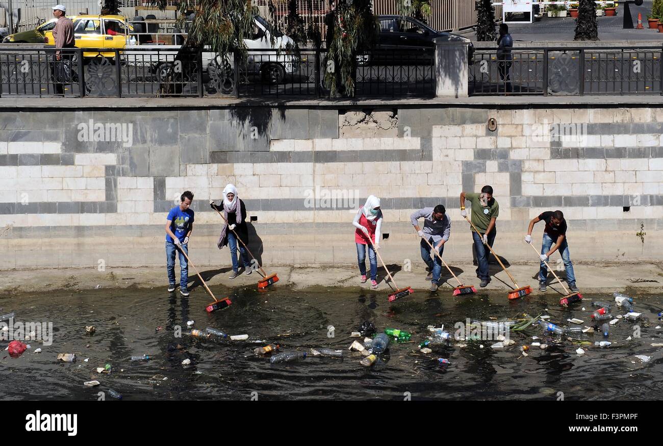 (151011)--reinigen Damaskus, Okt. 11, 2015(Xinhua)--junge Syrer eine Wasserleitung anschließen Barada Flusses in Damaskus, die Hauptstadt Syriens, am 11. Oktober 2015. Rund 100 junge Syrer am Sonntag beteiligte sich an einer Kampagne das Aquädukt zu reinigen. Da die vorgelagerten des Barada Flusses militanter Widerstand in den letzten Jahren gesteuert worden ist, verringert die Wasserversorgung über das Aquädukt nach Damaskus während Trashes mehr in die Wasserleitung, Verunstaltung der Stadt Damaskus erschienen. (Xinhua/Zhang Naijie) (Azp) Stockfoto