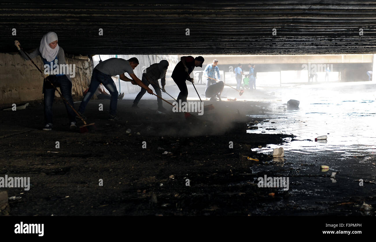 (151011)--reinigen Damaskus, Okt. 11, 2015(Xinhua)--junge Syrer eine Wasserleitung anschließen Barada Flusses in Damaskus, die Hauptstadt Syriens, am 11. Oktober 2015. Rund 100 junge Syrer am Sonntag beteiligte sich an einer Kampagne das Aquädukt zu reinigen. Da die vorgelagerten des Barada Flusses militanter Widerstand in den letzten Jahren gesteuert worden ist, verringert die Wasserversorgung über das Aquädukt nach Damaskus während Trashes mehr in die Wasserleitung, Verunstaltung der Stadt Damaskus erschienen. (Xinhua/Zhang Naijie) (Azp) Stockfoto