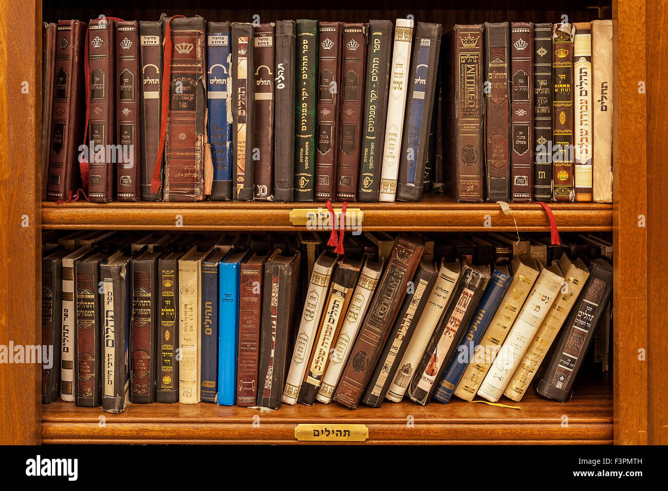 Jüdischen Heiligen Bücher im Inneren der Höhle Synagoge (Teil der Klagemauer) in Jerusalem, Israel. Stockfoto