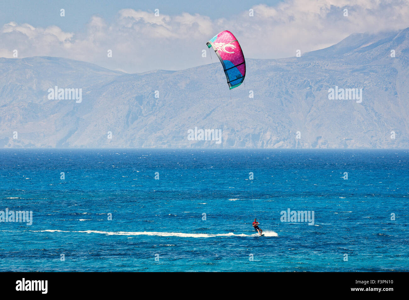 Kitesurfen in Agrillaopotamos von Karpathos, Griechenland Stockfoto