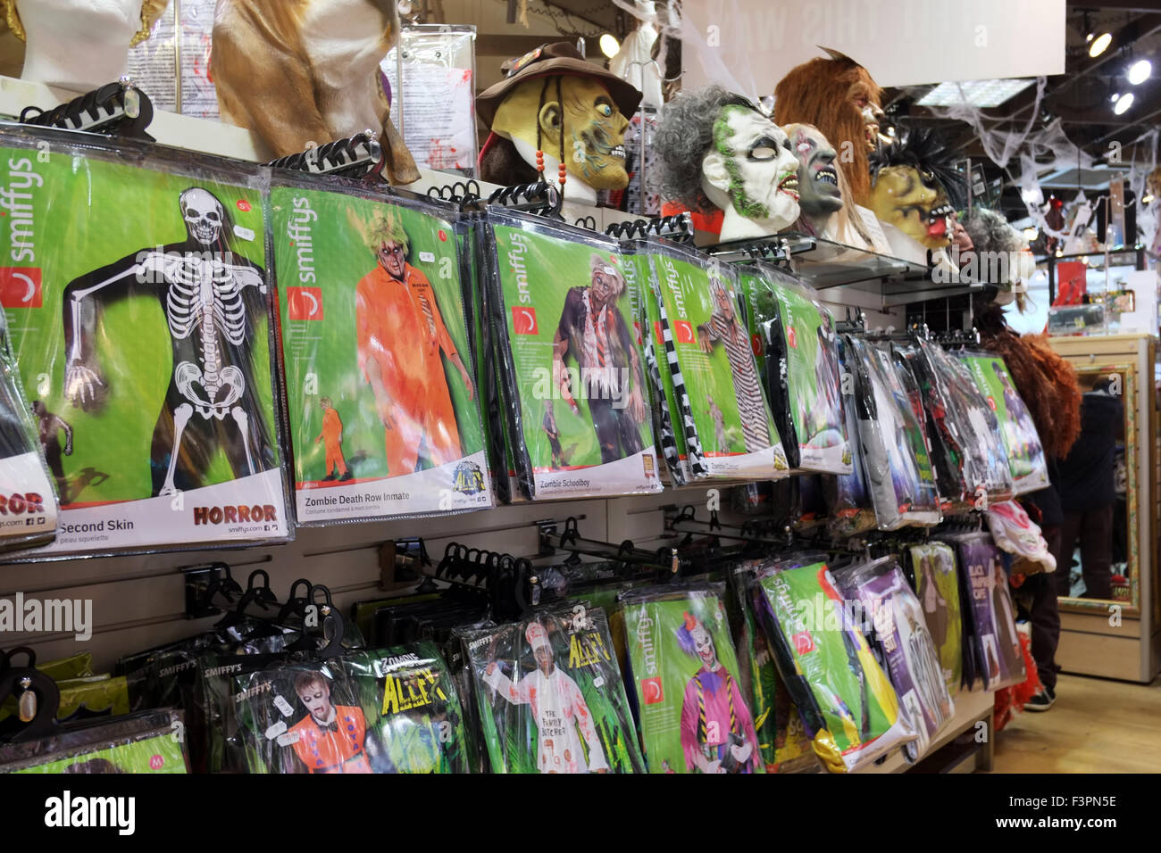 Halloween-Kostüme & Masken auf dem Display mit saisonalen Angeboten zum  Verkauf Stockfotografie - Alamy