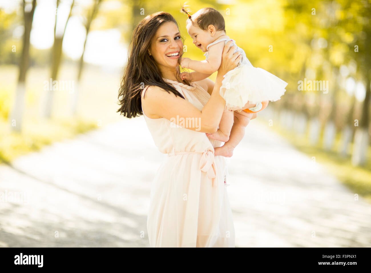 Mutter und Baby in der Sommerpark Stockfoto