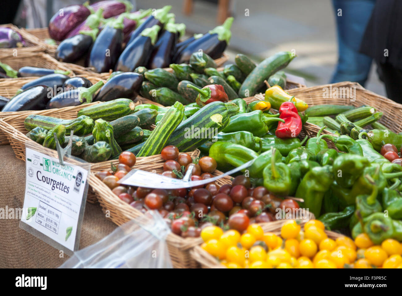 Gemüse-Anzeige auf einem Bauernmarkt (Islington Farmer Market, London, UK) Stockfoto