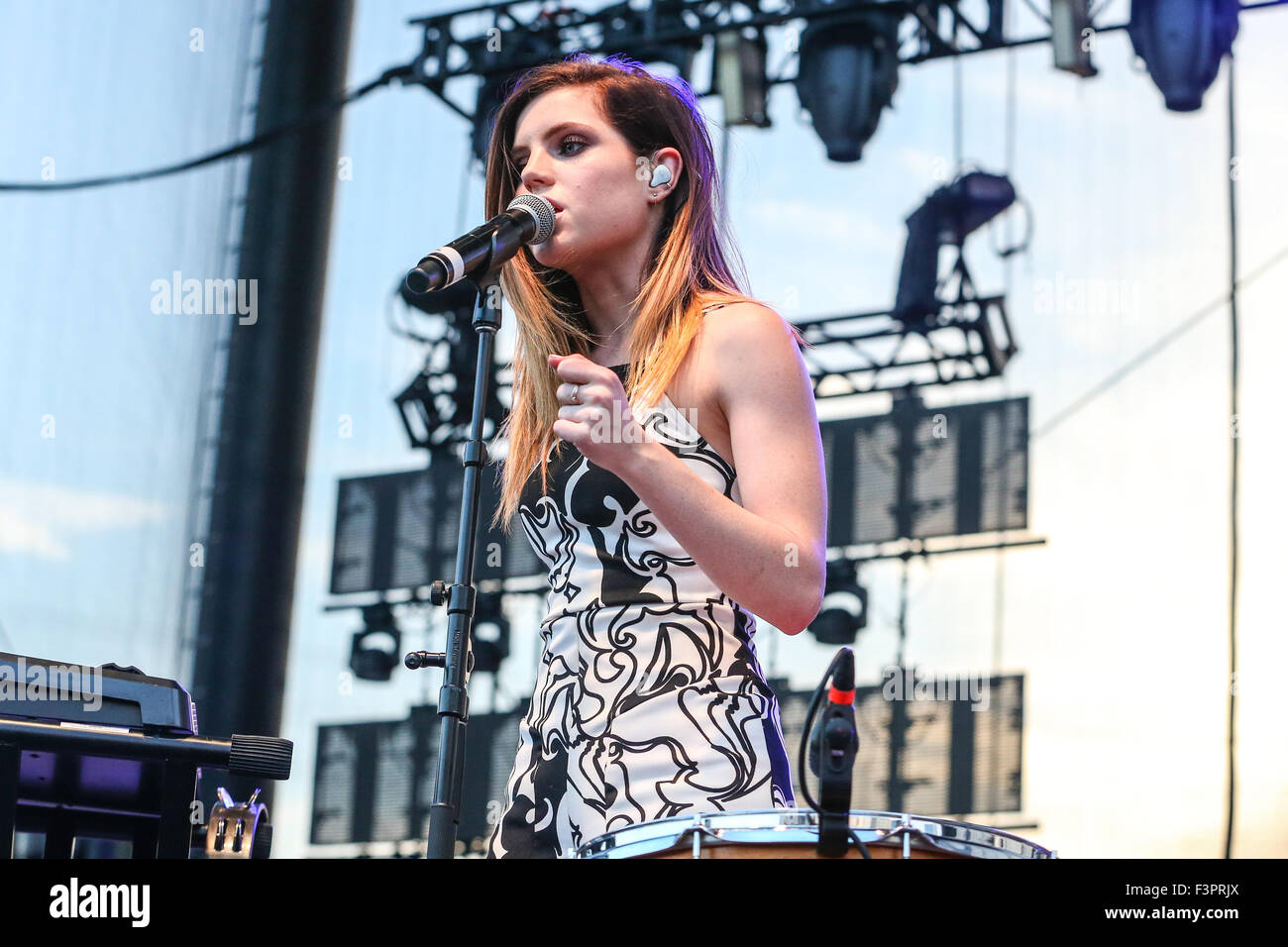 Musik Künstler ECHOSMITH führt bei den roten Hut Amphitheater in North Carolina.  Echosmith ist eine US-amerikanische Indie-pop-Band, gegründet im Februar 2009 in Chino, Kalifornien. Die Band besteht aus vier Geschwister: Graham, Sydney, Noah und Jamie Sierota. Echosmith unterzeichnet Warner Bros Records im Mai 2012. Sie sind bekannt für ihren Hit "Cool Kids", die erreichte Platz 13 der Billboard Hot 100 und wurde zertifiziert Doppel-Platin von der RIAA mit über 1.200.000 Verkäufe in den Vereinigten Staaten und Doppel-Platin auch von ARIA in Australien. Stockfoto Musik Künstler ECHOSMITH führt bei den roten Hut Amphitheater in North Carolina.  Echosmith ist eine US-amerikanische Indie-pop-Band, gegründet im Februar 2009 in Chino, Kalifornien. Die Band besteht aus vier Geschwister: Graham, Sydney, Noah und Jamie Sierota. Echosmith unterzeichnet Warner Bros Records im Mai 2012. Sie sind bekannt für ihren Hit "Cool Kids", die erreichte Platz 13 der Billboard Hot 100 und wurde zertifiziert Doppel-Platin von der RIAA mit über 1.200.000 Verkäufe in den Vereinigten Staaten und Doppel-Platin auch von ARIA in Australien. Stockfoto