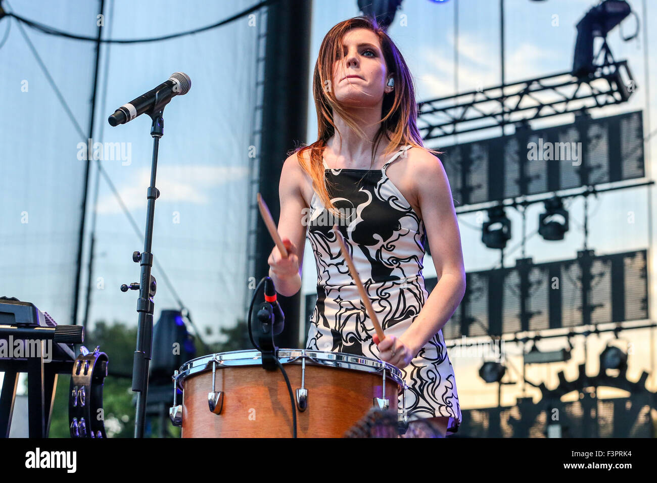 Musik Künstler ECHOSMITH führt bei den roten Hut Amphitheater in North Carolina.  Echosmith ist eine US-amerikanische Indie-pop-Band, gegründet im Februar 2009 in Chino, Kalifornien. Die Band besteht aus vier Geschwister: Graham, Sydney, Noah und Jamie Sierota. Echosmith unterzeichnet Warner Bros Records im Mai 2012. Sie sind bekannt für ihren Hit "Cool Kids", die erreichte Platz 13 der Billboard Hot 100 und wurde zertifiziert Doppel-Platin von der RIAA mit über 1.200.000 Verkäufe in den Vereinigten Staaten und Doppel-Platin auch von ARIA in Australien. Stockfoto Musik Künstler ECHOSMITH führt bei den roten Hut Amphitheater in North Carolina.  Echosmith ist eine US-amerikanische Indie-pop-Band, gegründet im Februar 2009 in Chino, Kalifornien. Die Band besteht aus vier Geschwister: Graham, Sydney, Noah und Jamie Sierota. Echosmith unterzeichnet Warner Bros Records im Mai 2012. Sie sind bekannt für ihren Hit "Cool Kids", die erreichte Platz 13 der Billboard Hot 100 und wurde zertifiziert Doppel-Platin von der RIAA mit über 1.200.000 Verkäufe in den Vereinigten Staaten und Doppel-Platin auch von ARIA in Australien. Stockfoto