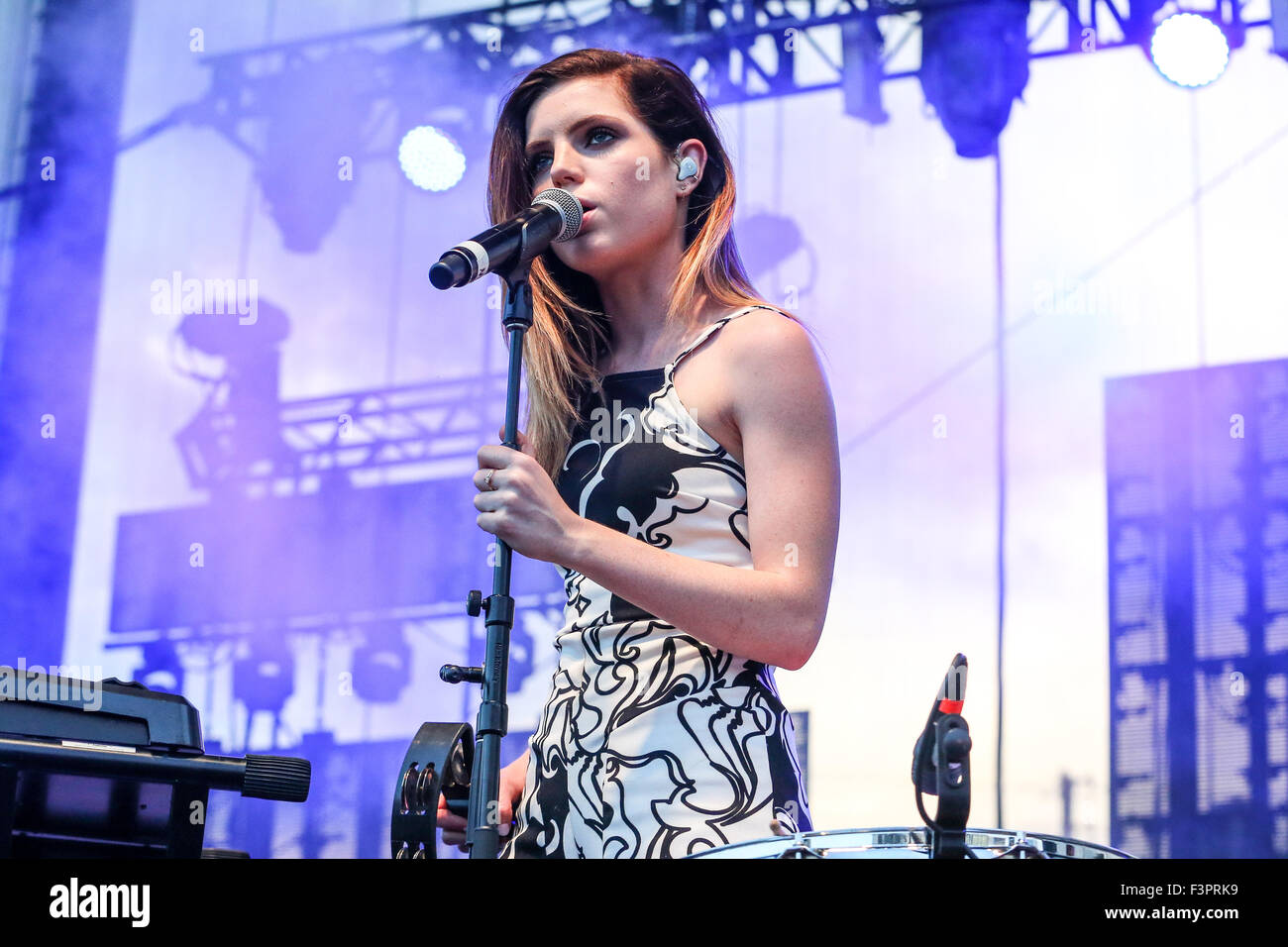 Musik Künstler ECHOSMITH führt bei den roten Hut Amphitheater in North Carolina.  Echosmith ist eine US-amerikanische Indie-pop-Band, gegründet im Februar 2009 in Chino, Kalifornien. Die Band besteht aus vier Geschwister: Graham, Sydney, Noah und Jamie Sierota. Echosmith unterzeichnet Warner Bros Records im Mai 2012. Sie sind bekannt für ihren Hit "Cool Kids", die erreichte Platz 13 der Billboard Hot 100 und wurde zertifiziert Doppel-Platin von der RIAA mit über 1.200.000 Verkäufe in den Vereinigten Staaten und Doppel-Platin auch von ARIA in Australien. Stockfoto Musik Künstler ECHOSMITH führt bei den roten Hut Amphitheater in North Carolina.  Echosmith ist eine US-amerikanische Indie-pop-Band, gegründet im Februar 2009 in Chino, Kalifornien. Die Band besteht aus vier Geschwister: Graham, Sydney, Noah und Jamie Sierota. Echosmith unterzeichnet Warner Bros Records im Mai 2012. Sie sind bekannt für ihren Hit "Cool Kids", die erreichte Platz 13 der Billboard Hot 100 und wurde zertifiziert Doppel-Platin von der RIAA mit über 1.200.000 Verkäufe in den Vereinigten Staaten und Doppel-Platin auch von ARIA in Australien. Stockfoto